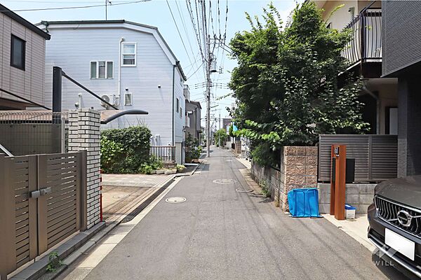 物件の南側前面道路（東側から）
