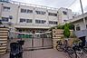 周辺：弦巻小学校[公立]の外観