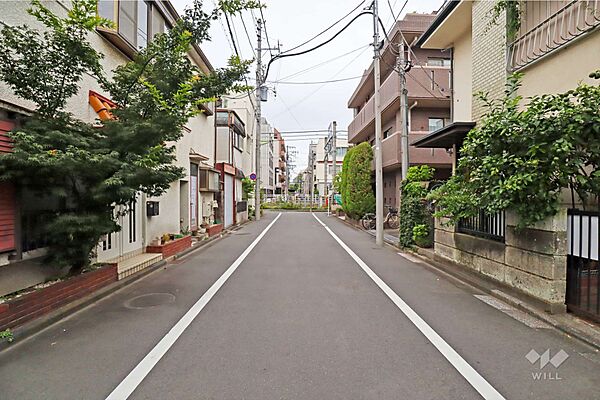 物件の東側前面道路（南側から）［2026年8月14日撮影］
