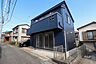 外観：外観閑静な住宅街に佇む一軒家です。周りの戸建との間隔が広く、日当たりも良さそうです。