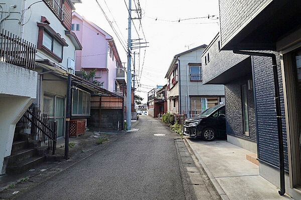 物件の南側前面道路（東側から）［2026年8月8日撮影］