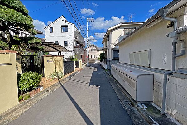 敷地北側の前面道路（東側から）