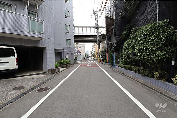 敷地西側の前面道路（北側から）
