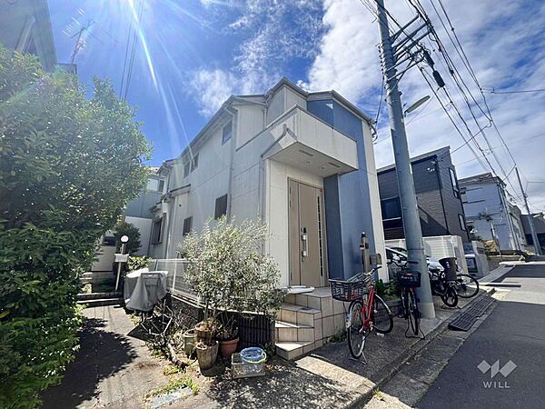 学校・買い物施設も徒歩10分圏内に揃っており利便性良好です！前面道路は交通量は多くありませんので、静かな環境です。