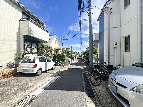 周辺には戸建てが多く、静かな住環境となっており、落ち着いてお過ごしいただけます。