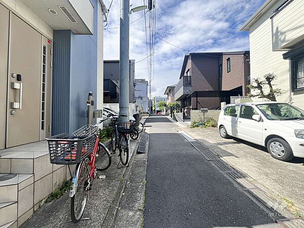 物件の北西側前面道路（北側から）