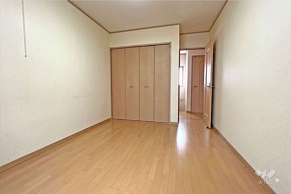 南側洋室約6.2帖は南側バルコニーに面したお部屋。その他、7.5帖、9.0帖の洋室、6.0帖の和室がついております。