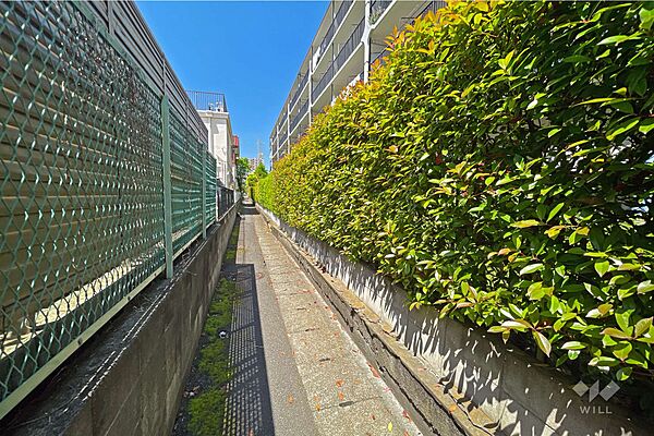 敷地南側の通路（東側から）