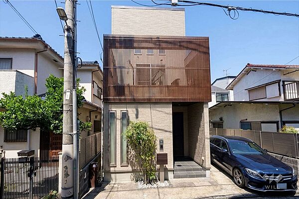 物件の外観（東側から）。東急田園都市線「駒沢大学駅」徒歩7分でありながら、閑静な住宅地に位置しております。