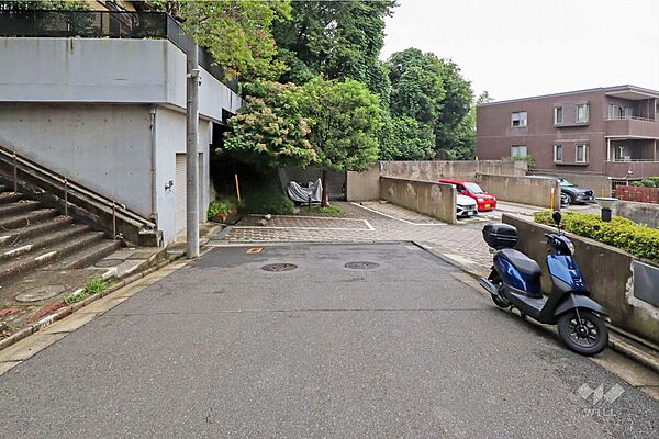 物件の南西側前面道路（西側から）［2026年9月10日撮影］