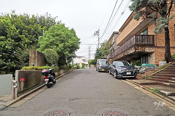 物件の南西側前面道路（南側から）［2026年9月10日撮影］