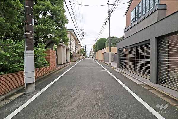 物件の南側前面道路（東側から）［2026年9月10日撮影］