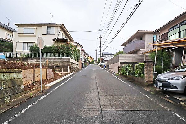 物件の北西側前面道路（北側から）［2026年10月1日撮影］
