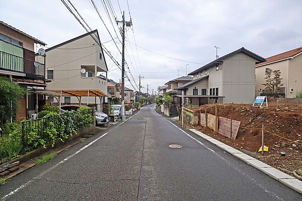 物件の北西側前面道路（西側から）［2026年10月1日撮影］