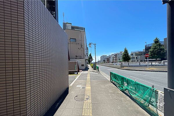 敷地の北西側前面道路（北東側から）