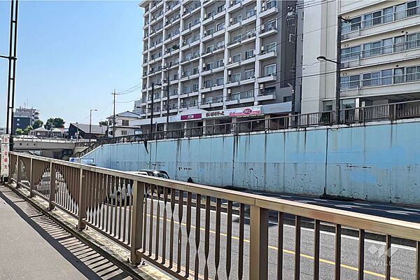 敷地東側の前面道路（北側から）