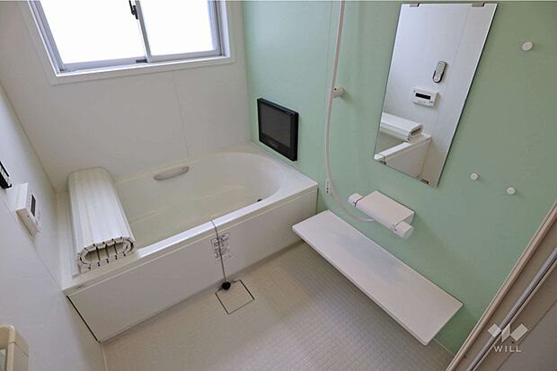 浴室［2023年5月26日撮影］TV付きの浴室です。一日の疲れを癒す空間としてより快適に過ごせそうですね。洗い場も広く作られています。