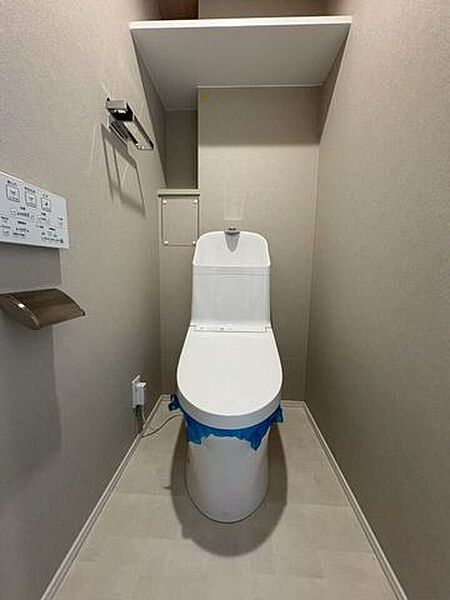 収納棚があるのでトイレットペーパーなどスッキリ収納。