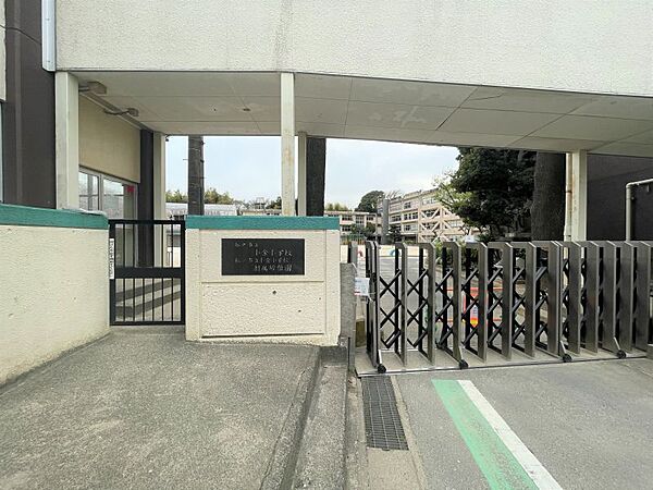小金小学校まで徒歩約4分　約300ｍ