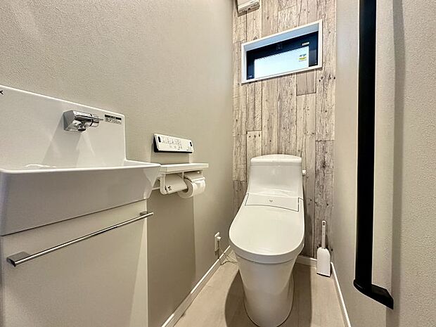 トイレには快適な温水洗浄便座付き！手洗い場付きで来客時に便利です♪LDKから独立した位置にあり、臭いや音が気になりにくい配置です◎