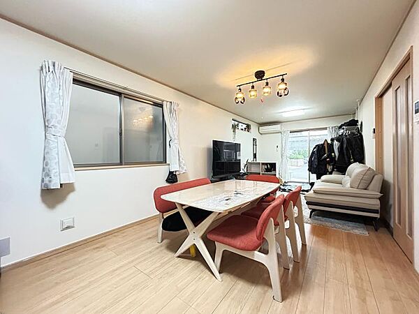 21帖超広々リビングは、陽当りが良く、部屋いっぱいに明るい陽光が広がります。
