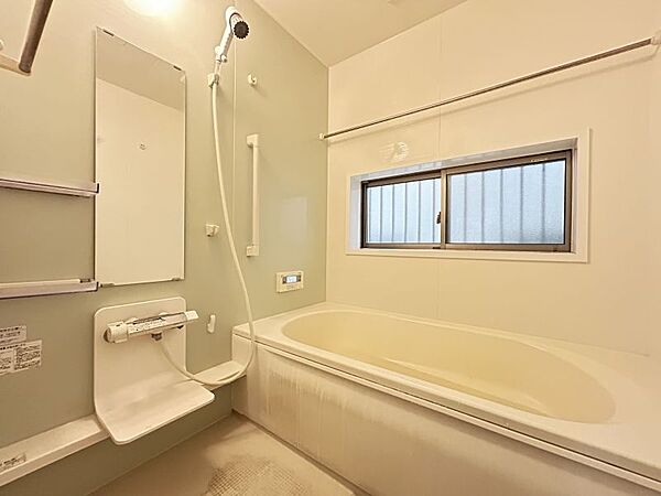 一日の疲れを癒すバスルーム。足を伸ばしてくつろいでくださいね♪