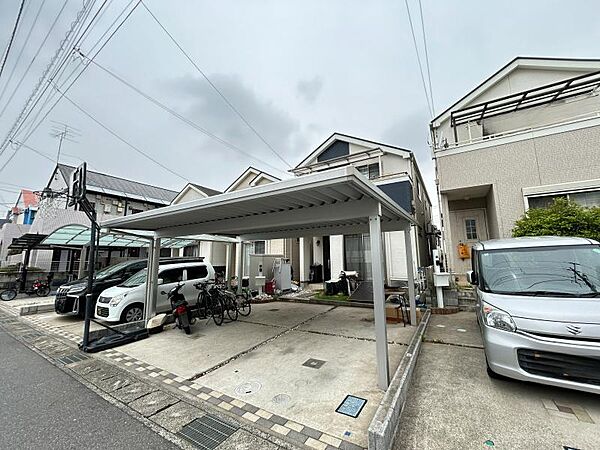 カーポート並列2台駐車可能♪大切なお車を雨などから守ります♪