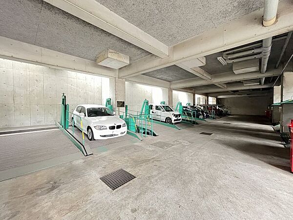 雨の日でも濡れない駐車場！来客用駐車場もあります♪