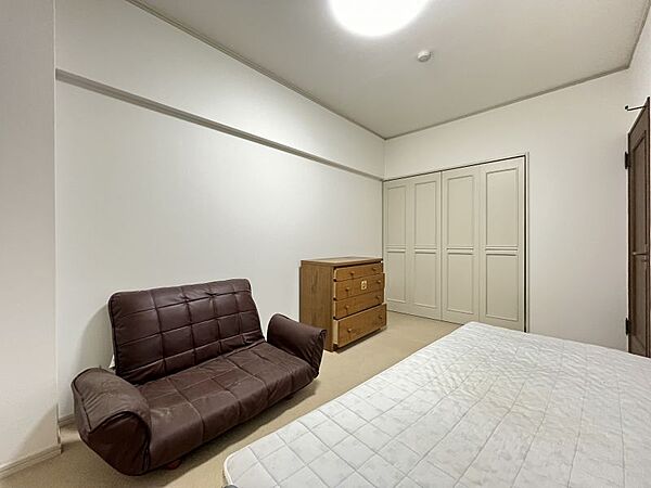 部屋ごとに設けた収納は住みやすさへのこだわり！つい増えてしまう家族の思い出の品もしまっておけますね。