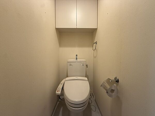 温水洗浄便座機能が完備された清潔感あるトイレです♪