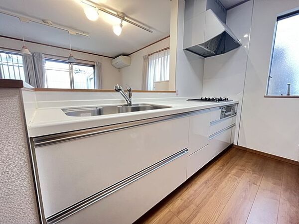 ダイニングに面した対面式キッチンでは、できたてのお料理がすぐテーブルに出せます♪