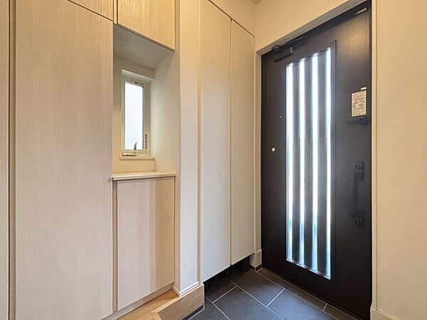 自然光が差し込む明るい玄関で家族の行き来も快適に♪収納も充実で玄関まわりがすっきり♪