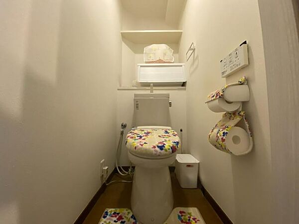 ウォシュレット付きトイレで、毎日快適に使える清潔感のある空間です。お手入れもしやすく便利です♪