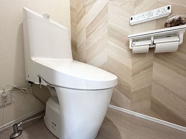 トイレには快適な温水洗浄便座付き！