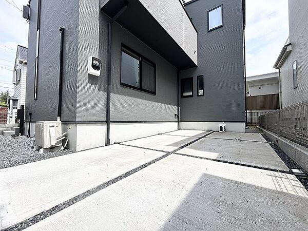 周辺の交通量は少なめなので、ゆっくり駐車できます♪