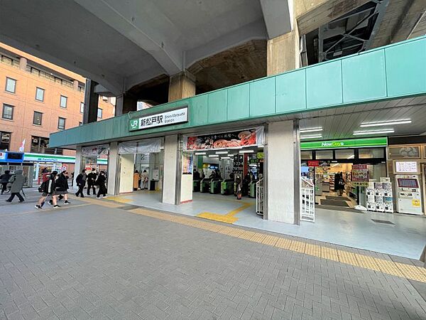 千代田・常磐緩行線「新松戸」駅　1100ｍ　徒歩約14分　JR常磐線、武蔵野線が乗り入れ、流鉄流山線の幸谷駅も利用可能。駅の西側は居酒屋などの飲食店やスーパーが並ぶにぎやかな雰囲気。