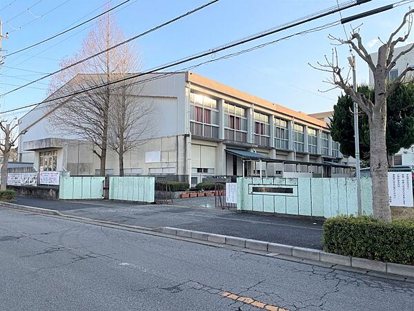 新松戸南中学校　550ｍ　徒歩約7分　教育目標「  心豊かで、正しい判断力と実践力を持ち、主体的に学ぶ生徒の育成」
