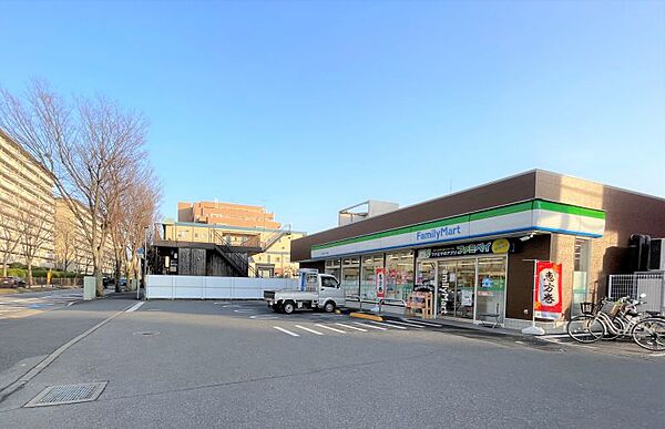 ファミリーマート新松戸六丁目店　380ｍ　徒歩約5分　ファミペイアプリ、ファミマTカードで毎日がお得で便利です。荷物の発送・受取り、コピー、プリントなどサービスいろいろ。