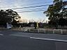 周辺：新松戸中央公園　330ｍ　徒歩約5分　砂場・ブランコ・滑り台・どかんなどの遊具があります。週末はドッチボールチームが練習していて賑わっています。