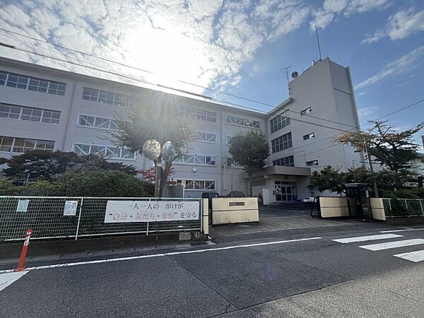 第三中学校　861m 徒歩約11分
