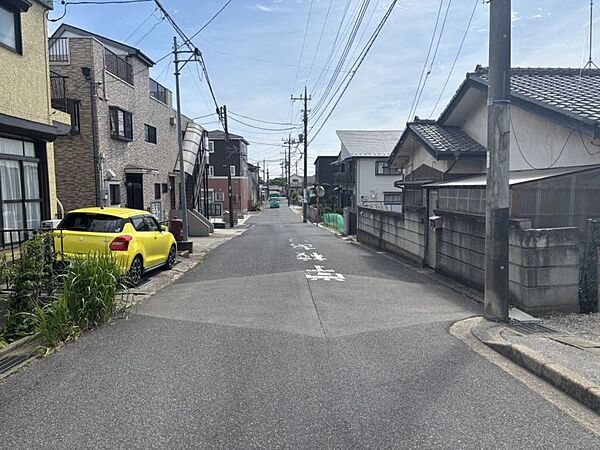 静かな住宅街の一角に立地
