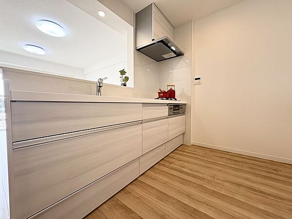 新しくなったシステムキッチンは収納たっぷりの引き出しタイプ！お鍋やボウルなどが楽々取り出せますね