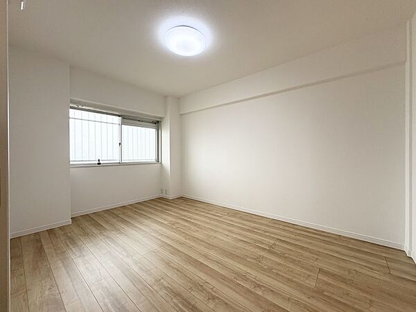 北側の洋室は明るくシンプルなデザイン！各部屋には収納も有ります