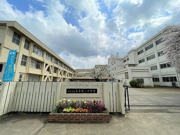 高木第二小学校まで　1400m　徒歩約18分●教育目標「「ひとみ輝くむぎっ子」　～すすんで・げんきに・たくましい子の育成～」