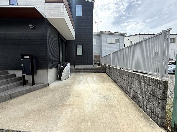 駐車場です♪ポストと宅配ボックスあり！再配達なしでお荷物の受け取りができますね♪