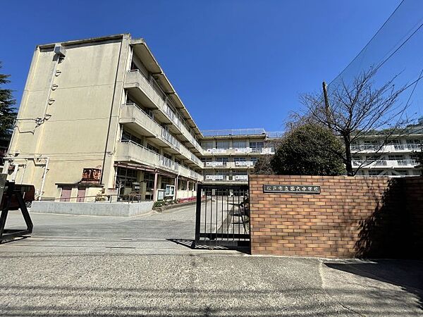 第六中学校まで　1198m　徒歩約15分●教育目標「確かな学力と豊かな心を持つ生徒の育成」