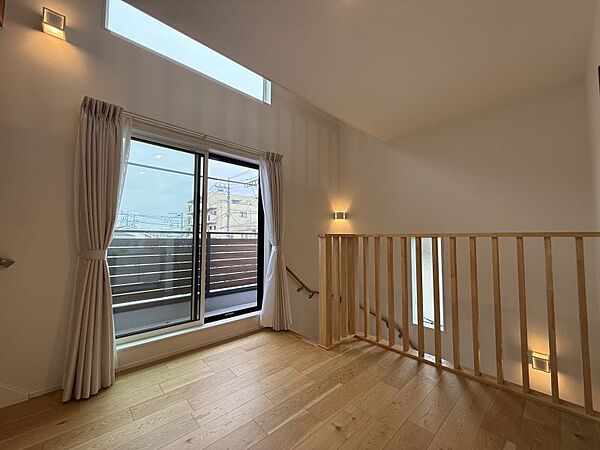 2階ホール！吹抜けとバルコニーで開放感のある明るい空間です♪