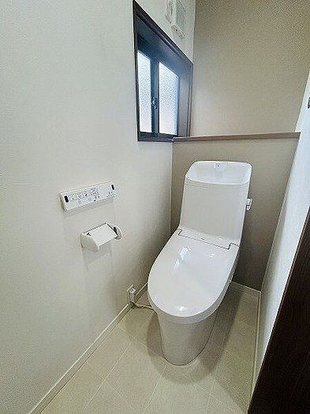 2階にもトイレを完備！朝のバタバタや夜中の気兼ねをなくす、嬉しい設備です♪