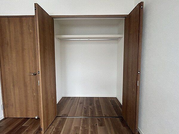 全居室に収納完備！奥行きもありハンガーパイプ付きで衣類整理も効率的にできます♪