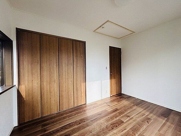 6帖洋室！屋根裏収納付きです！